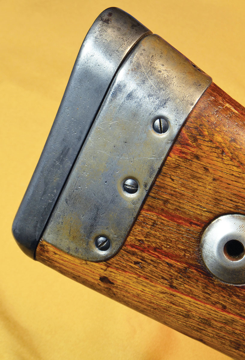 The distinctive steel plate on the G33/40 was intended to protect that wood from the steel crampons of mountain troops when the rifle was used as an alpenstock.